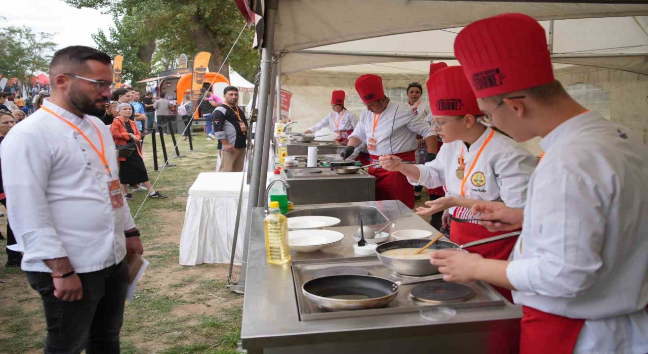 Edirnede genç aşçılar ekşili köfte için yarıştı