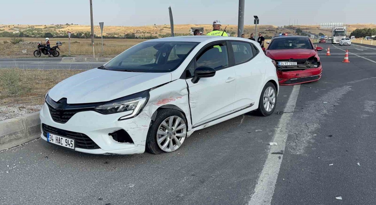 Edirnede otomobiller çarpıştı: 1 yaralı