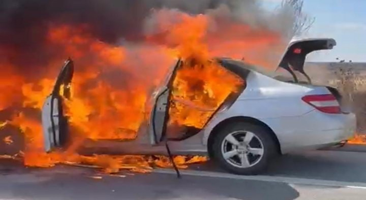 Edirnede seyir halindeki otomobil alev alev yandı