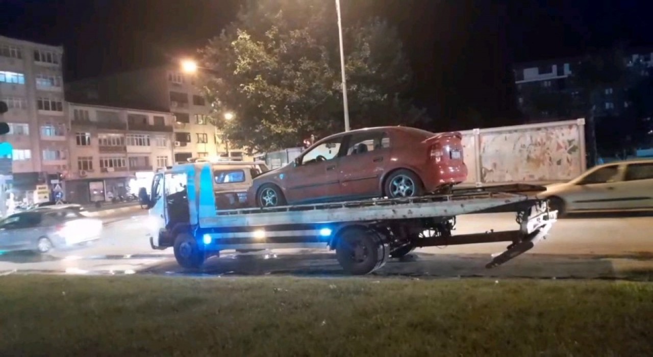 Edirnede seyir halindeyken yanan araç kullanılamaz hale geldi