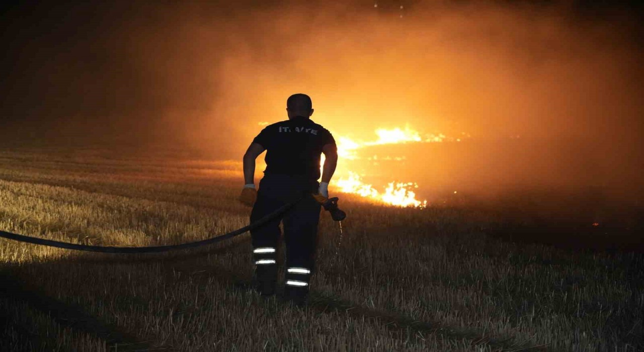Edirnede tarlada çıkan anız yangını korkuttu