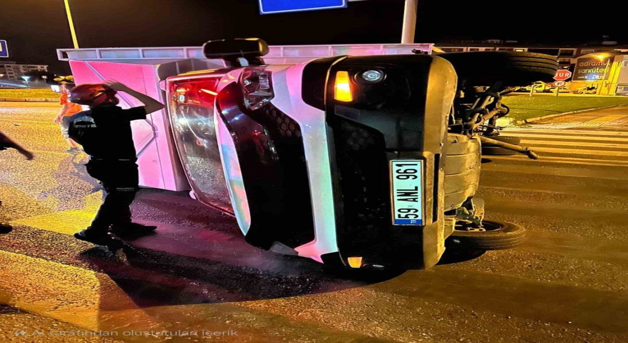 Edremitte kavşağa kontrolsüz giriş kazaya neden oldu; kamyonet devrildi