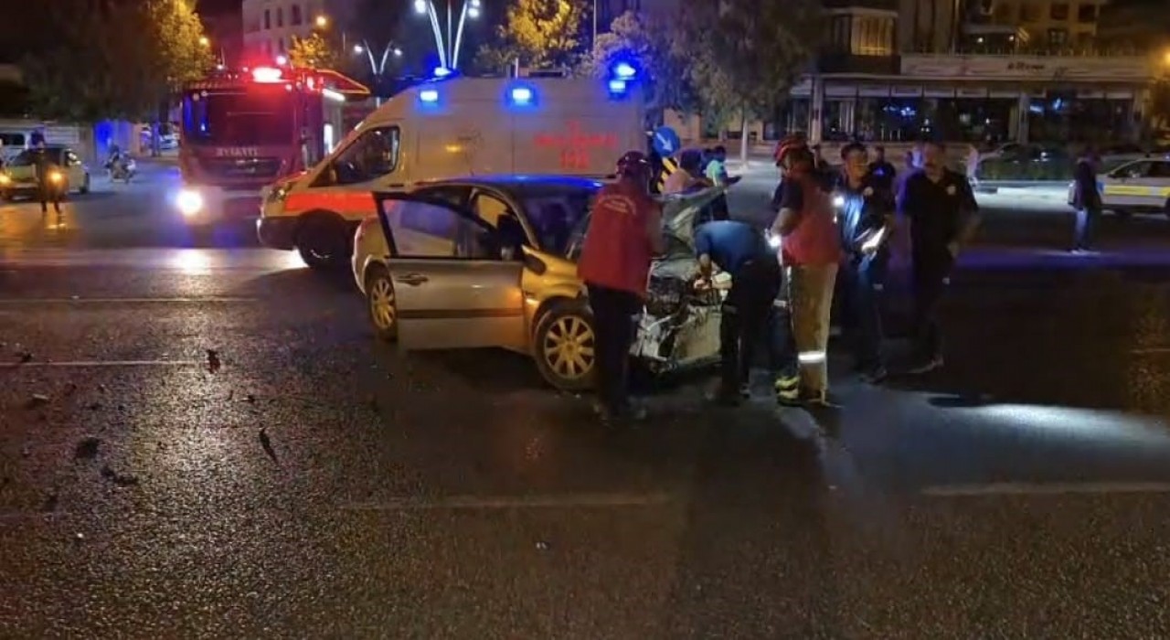 Edremitte kavşakta kaza: 1 yaralı