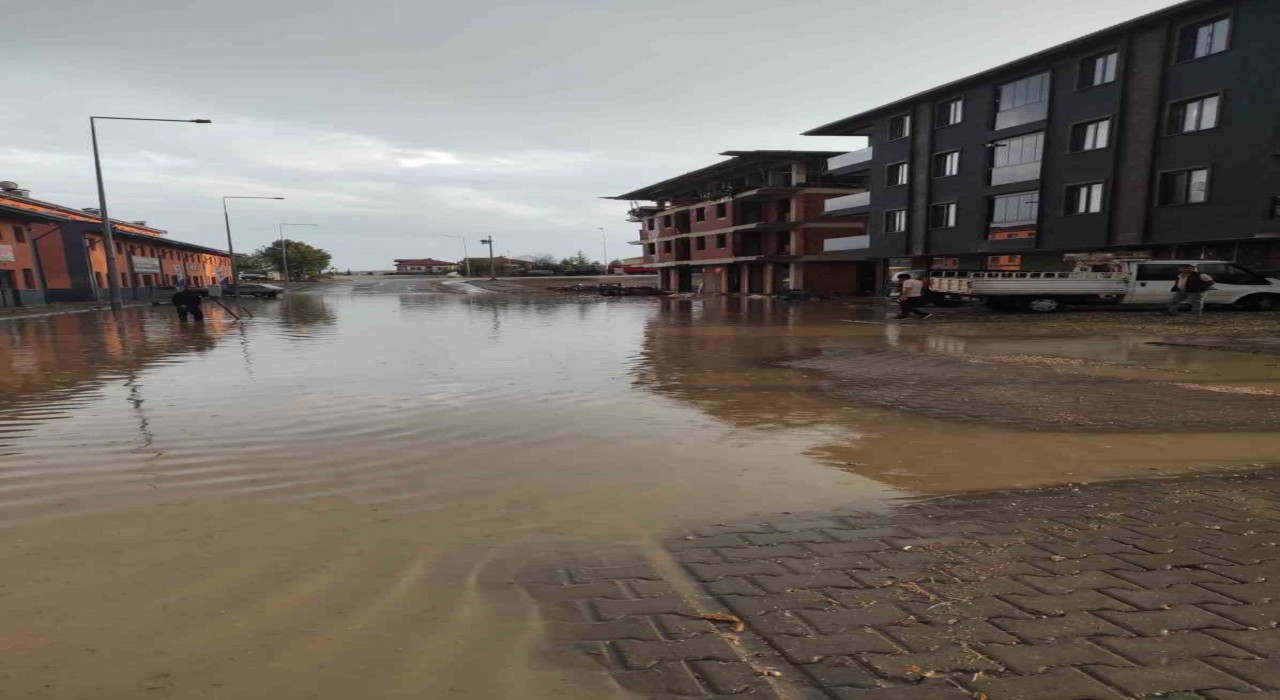 Eflanide sağanak yolları göle çevirdi