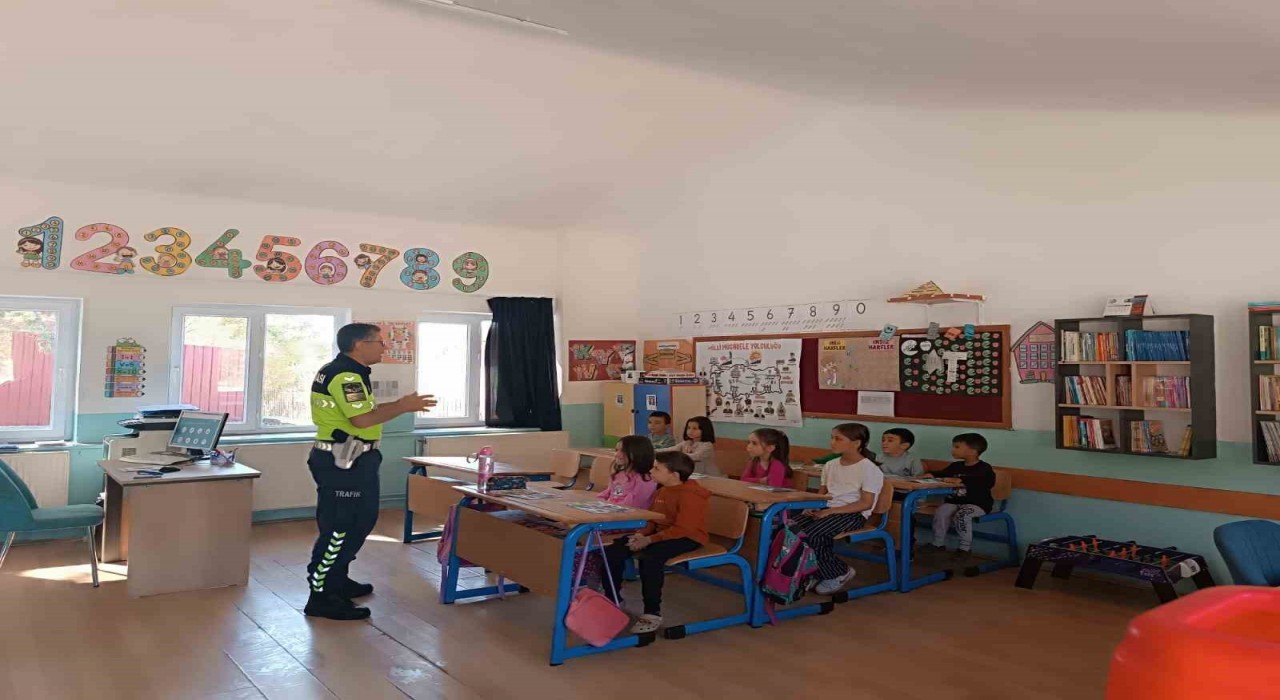 Eğirdir jandarmasından minik öğrencilere trafik eğitimi