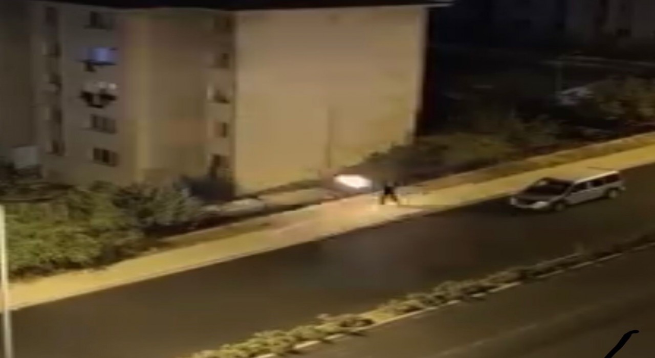 Elazığda 1 kişinin yaralandığı eve pompalı tüfekli saldırı anı kamerada