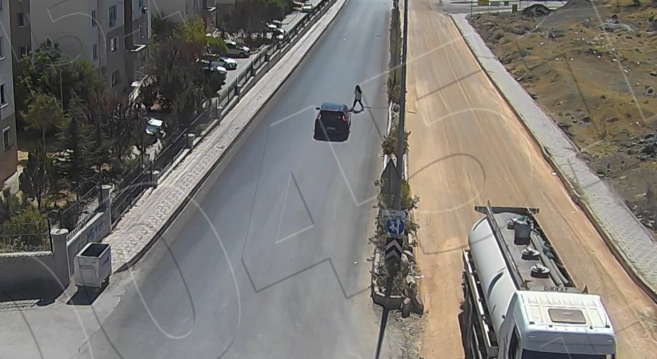 Elazığda aracın çarptığı kadın 19 gündür yaşam savaşı veriyor: Kaza anı kamerada