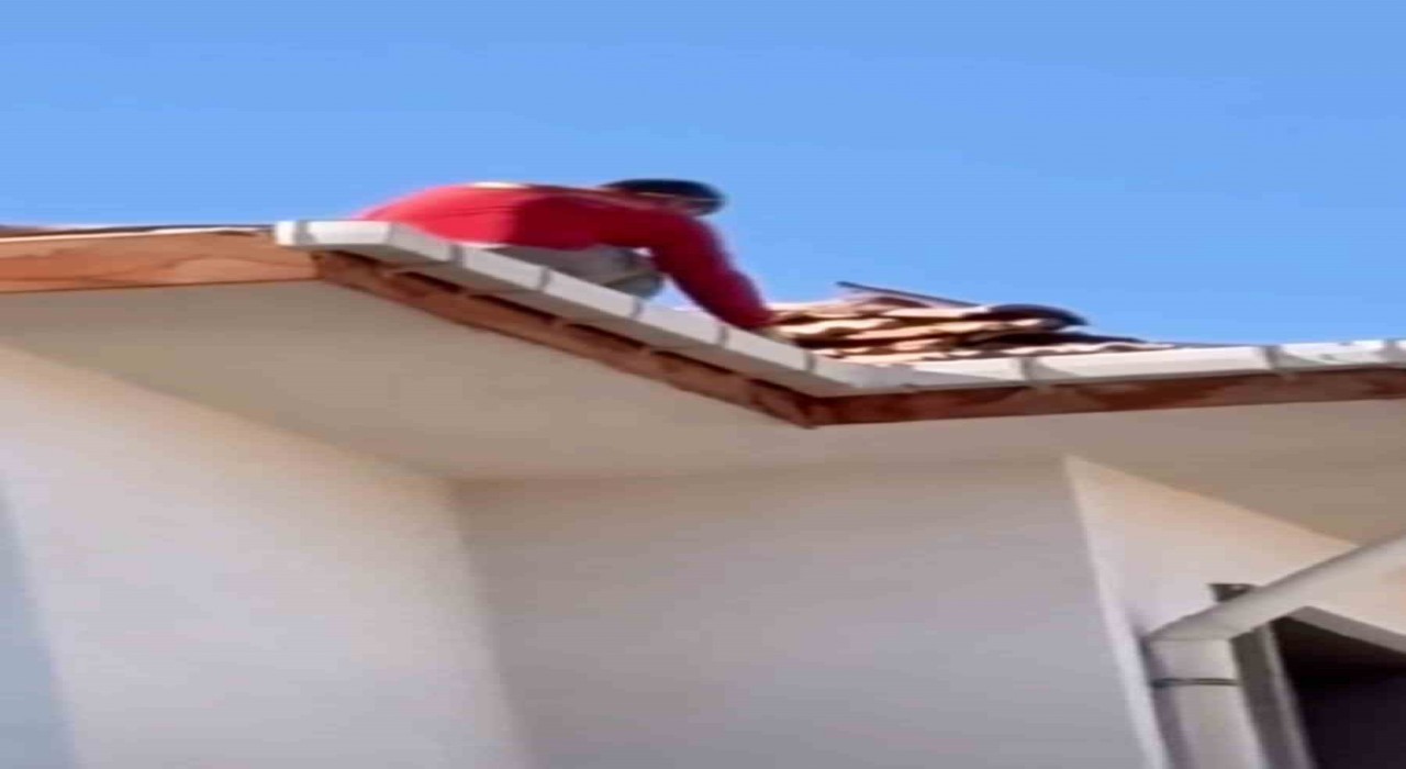 Elazığda çatıda tehlikeli çalışma