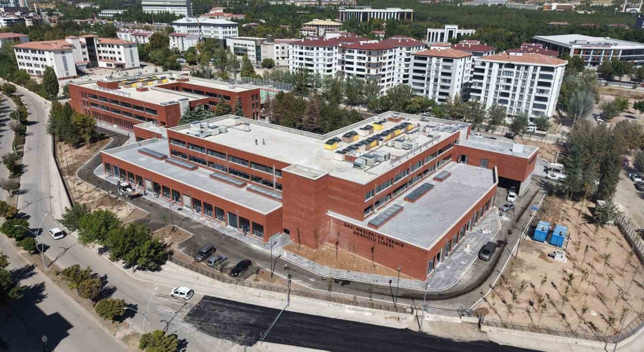 Elazığda CHPli belediyelerin yapımını üstlendiği okul halen bitmedi