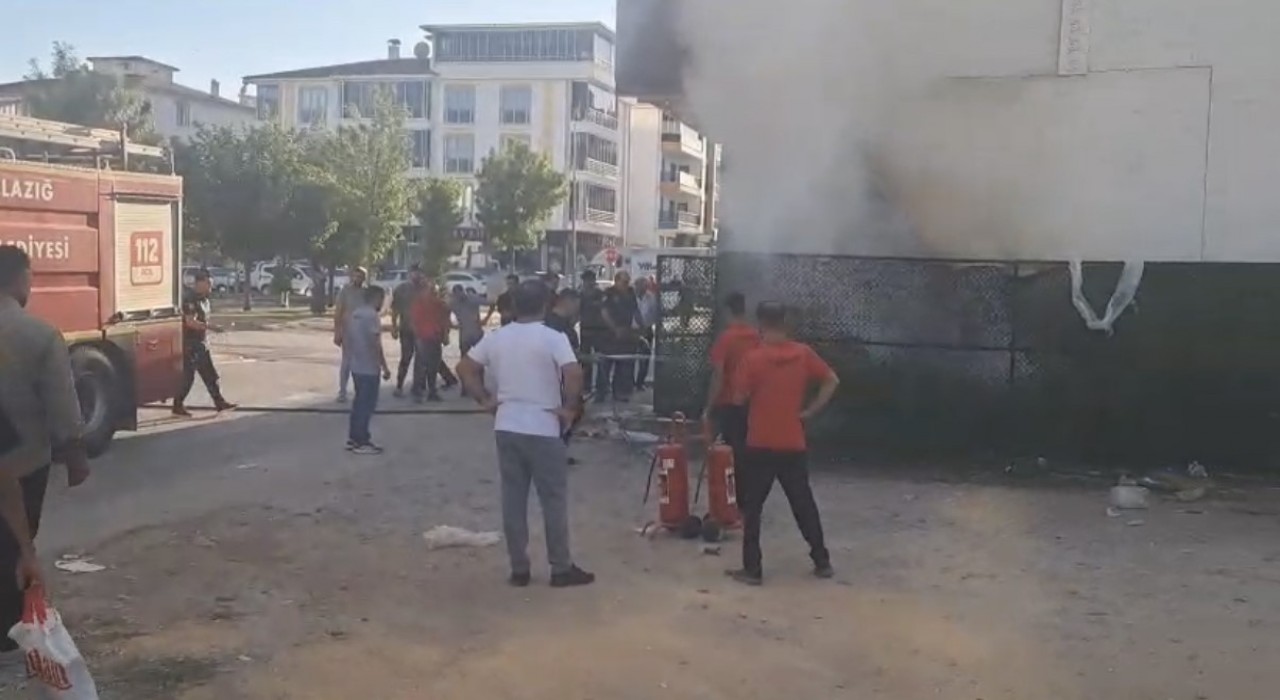 Elazığda depo yangını