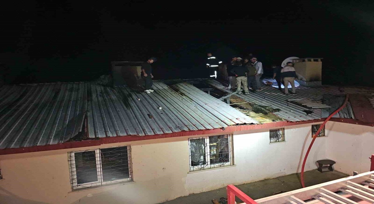 Elazığda ev yangını: 3 kişi dumandan etkilendi