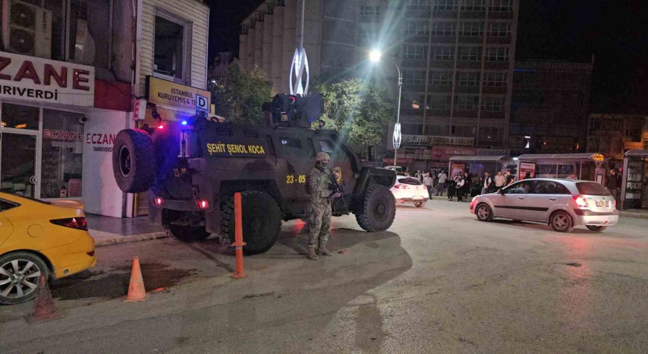 Elazığda geniş çaplı asayiş uygulamasında yüzlerce araç ve şahıs denetlendi