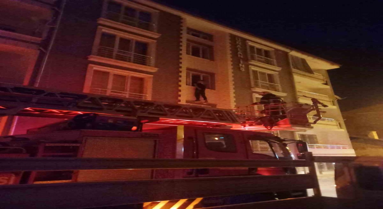 Elazığda intihara kalkışan şahsı itfaiye ekipleri ikna ederek indirdi