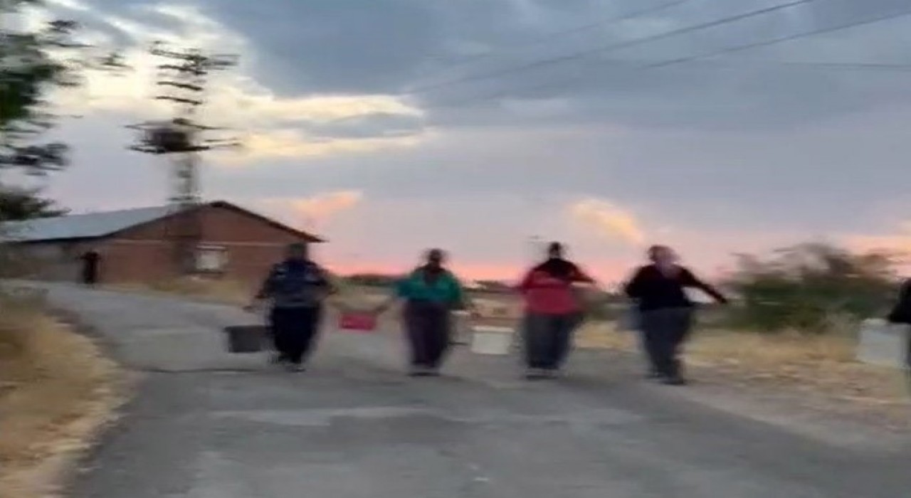 Elazığda köy yangını: Bölgeye çok sayıda ekip sevk edildi