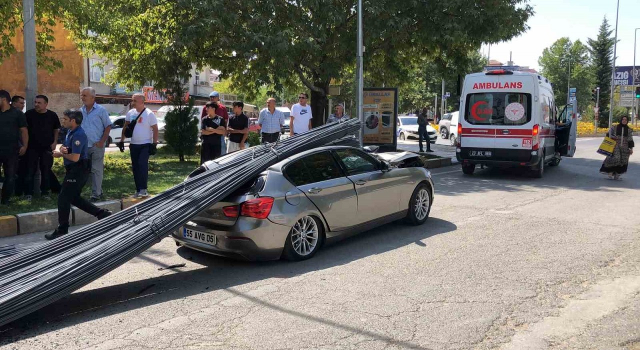 Elazığda lüks araç, tonlarca demirin altında kaldı: 2 yaralı