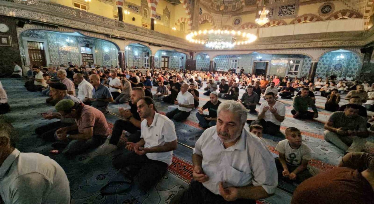 Elazığda Mevlid Kandilinde camiler doldu