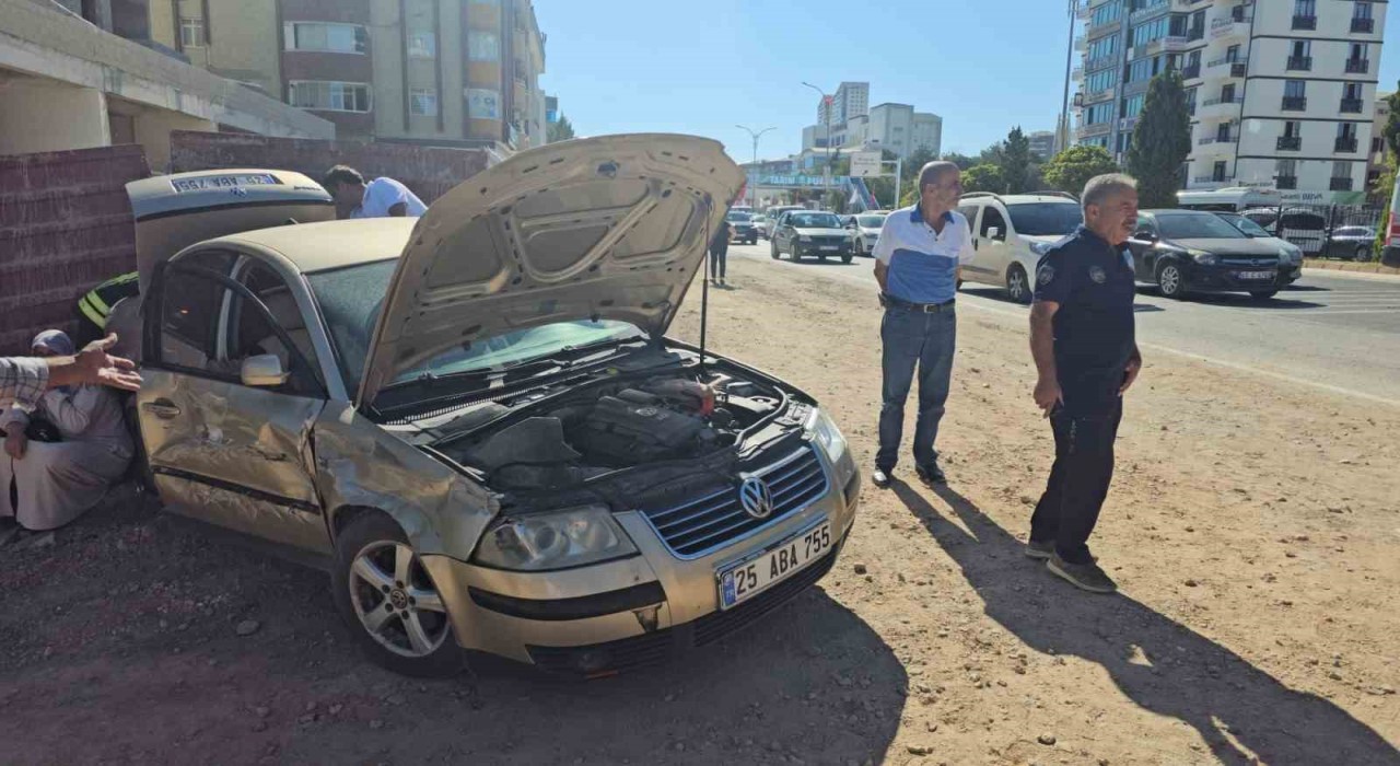 Elazığda otomobil ile kamyon çarpıştı