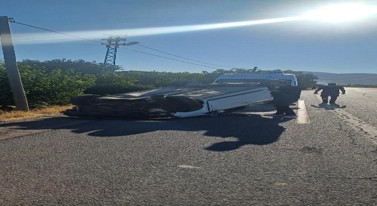 Elazığda otomobil takla attı: 3 yaralı