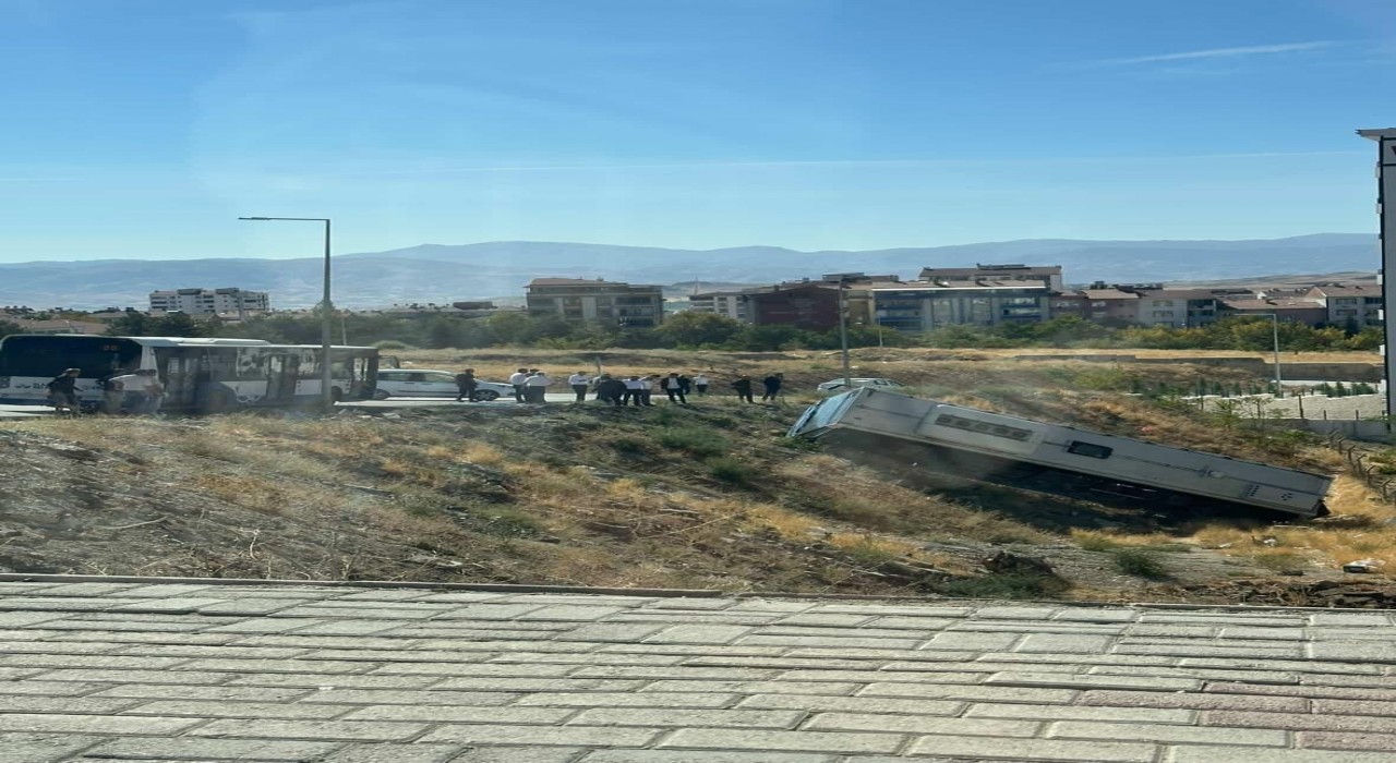 Elazığda park halindeki otobüs şarampole yuvarlandı