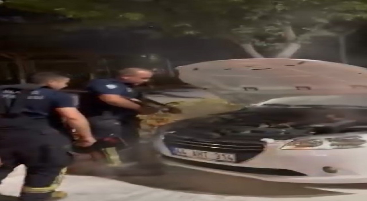 Elazığda seyir halindeki otomobil alev aldı