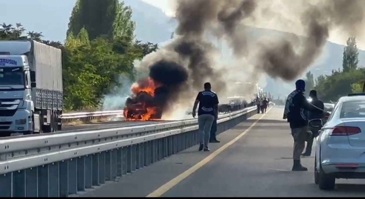 Elazığda seyir halindeki otomobil alev aldı