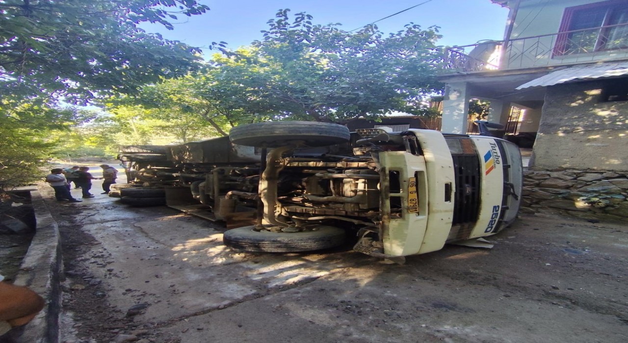 Elazığda su tankeri devrildi: 1 yaralı