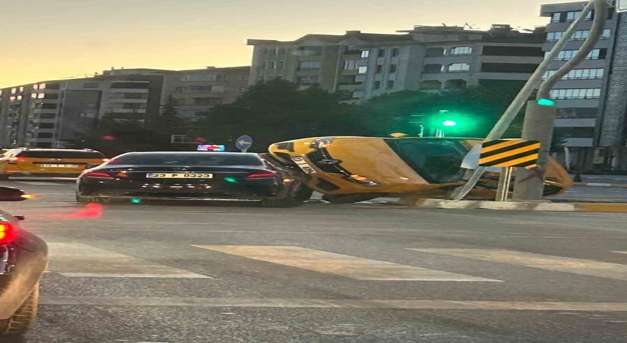 Elazığda ticari taksi ile otomobil çarpıştı: 2 yaralı