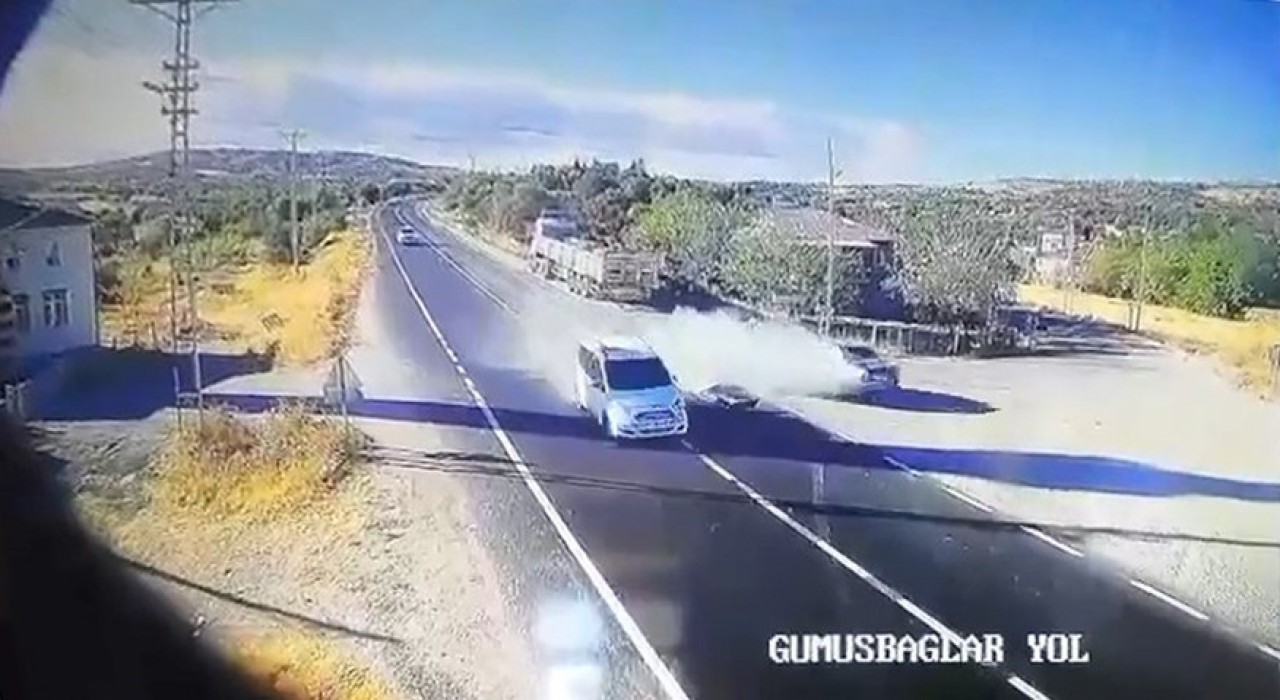 Elazığda trafik kazası güvenlik kamerasına yansıdı