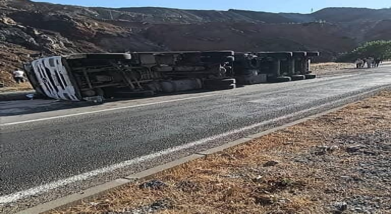 Elazığda virajı alamayan tır, devrildi