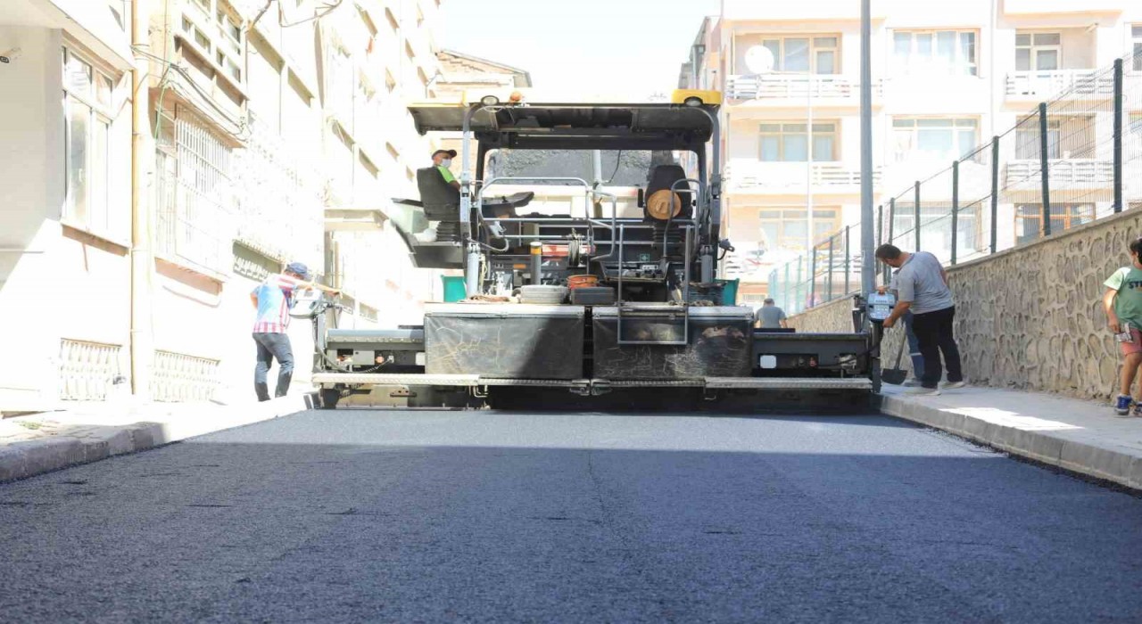 Elazığda yol yenileme çalışmaları devam ediyor