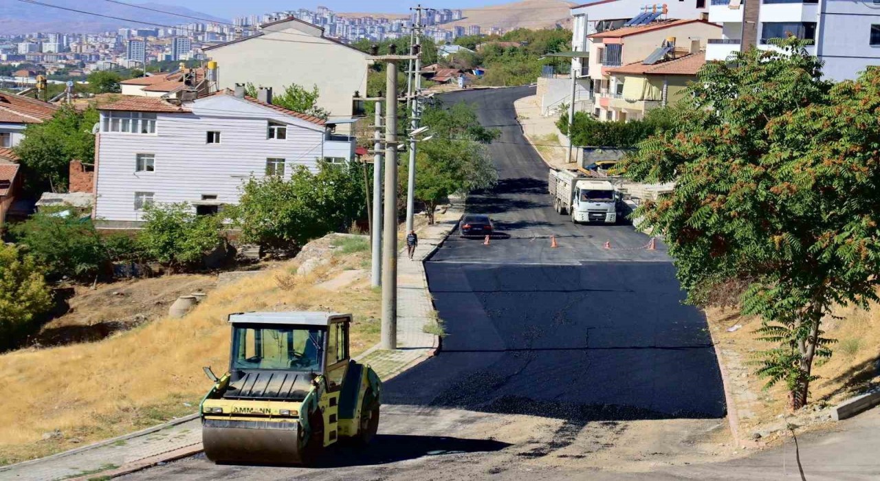 Elazığda yol yenileme çalışmaları sürüyor