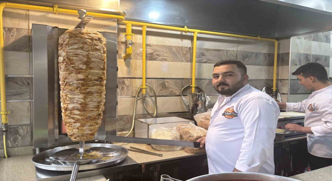 Elektrikli bisiklet yemek yiyenlerin arasına daldı: İşletme sahibi o anları anlattı