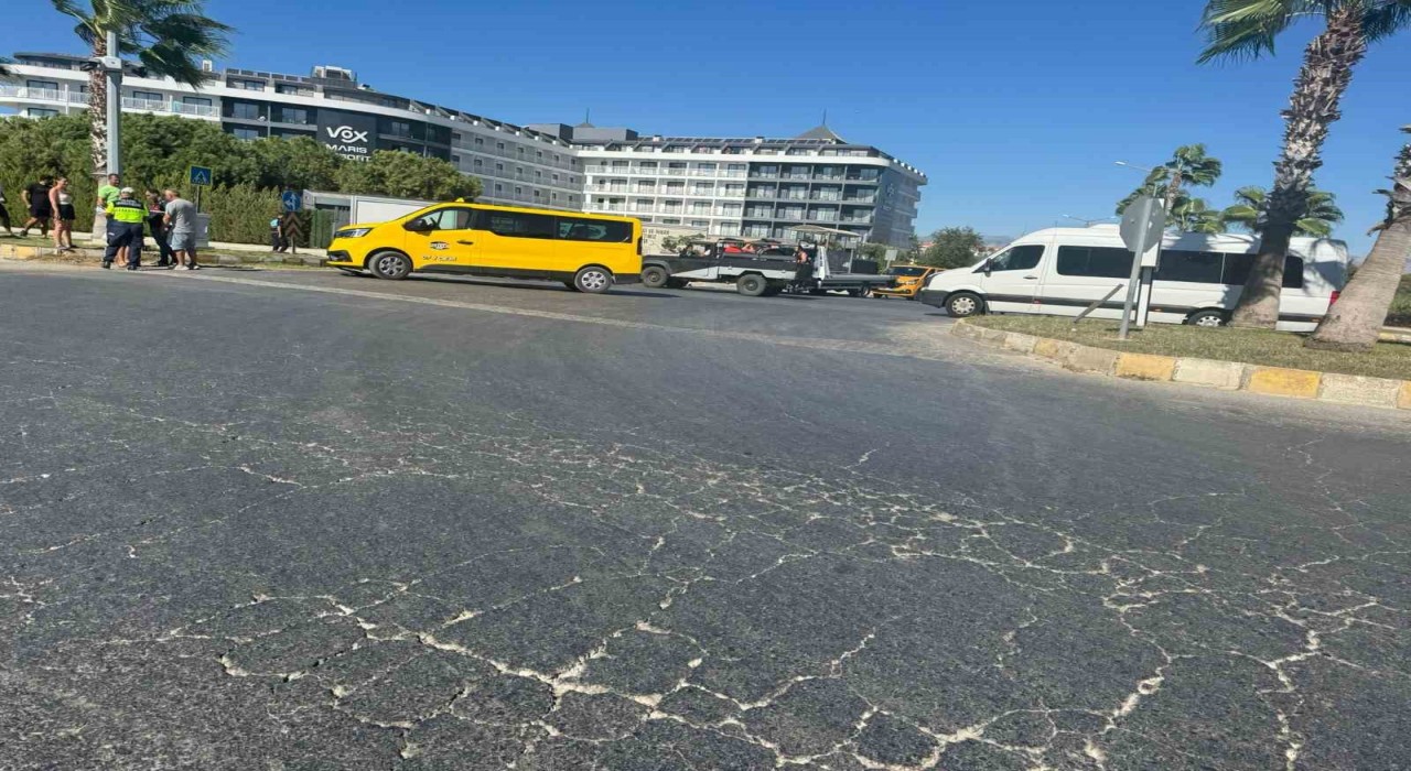 Elektrikli bisiklete ticari taksi çarptı, 3 Alman vatandaşı yaralı