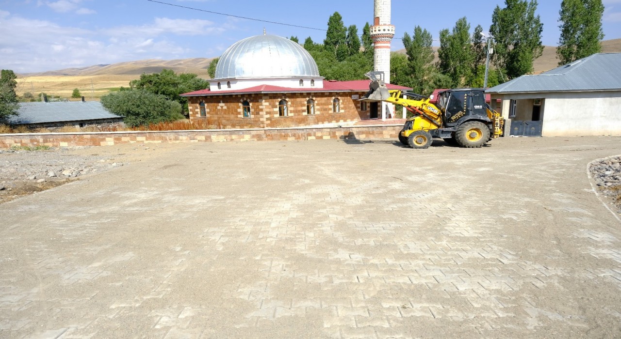 Eleşkirt Abdiköyde 2 bin metrekare kilit parke taşı döşendi