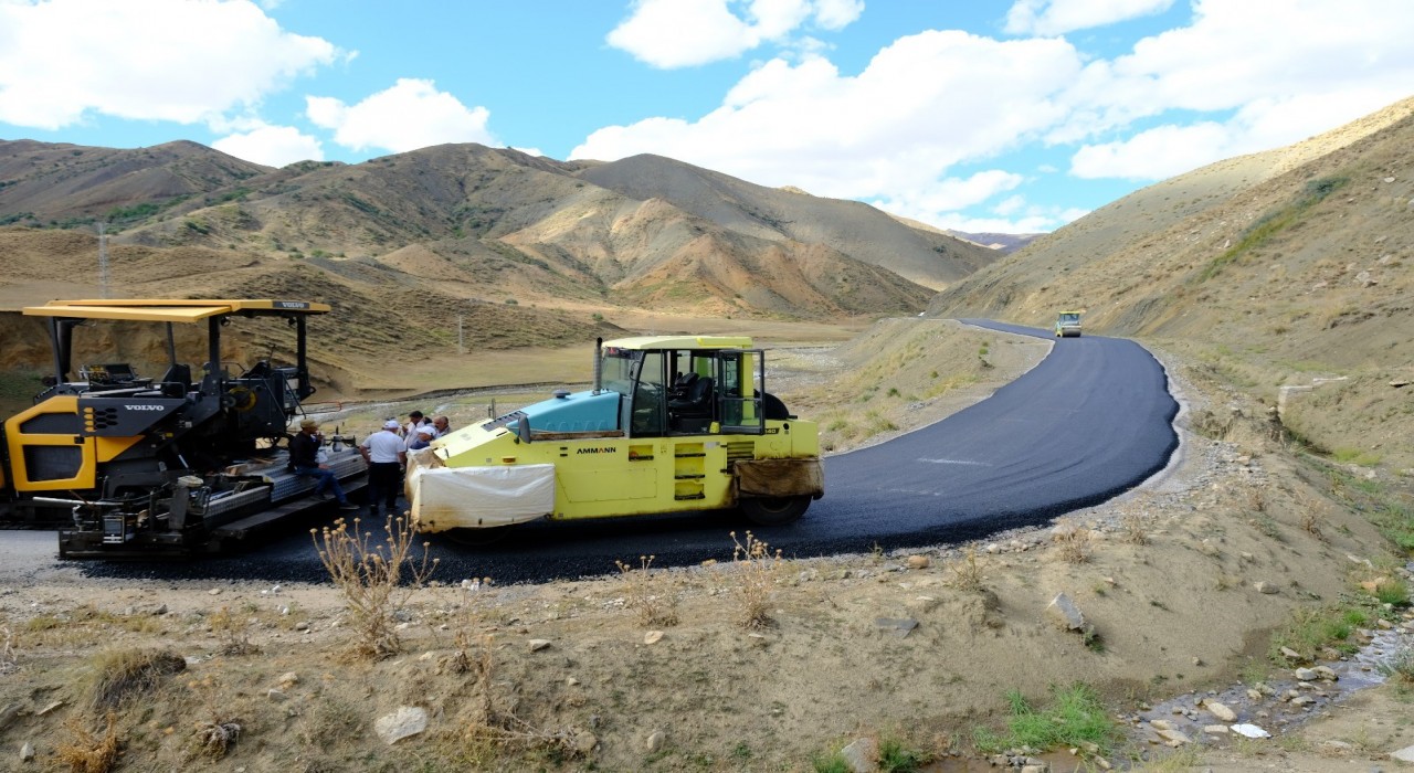 Eleşkirtte Çatkösedağ grup köy yoluna sıcak asfalt döküldü