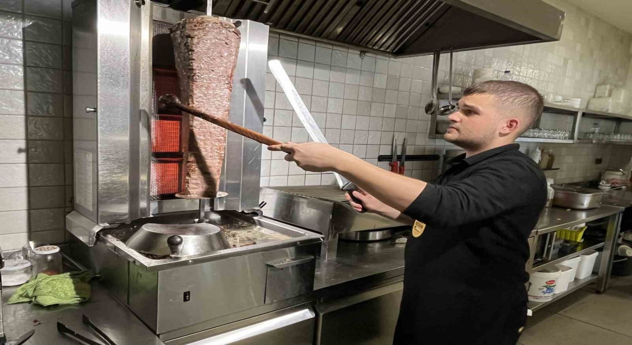 Eli kalem değil kepçe tuttu, 17 yaşında 30 çeşit yemek çıkartıyor