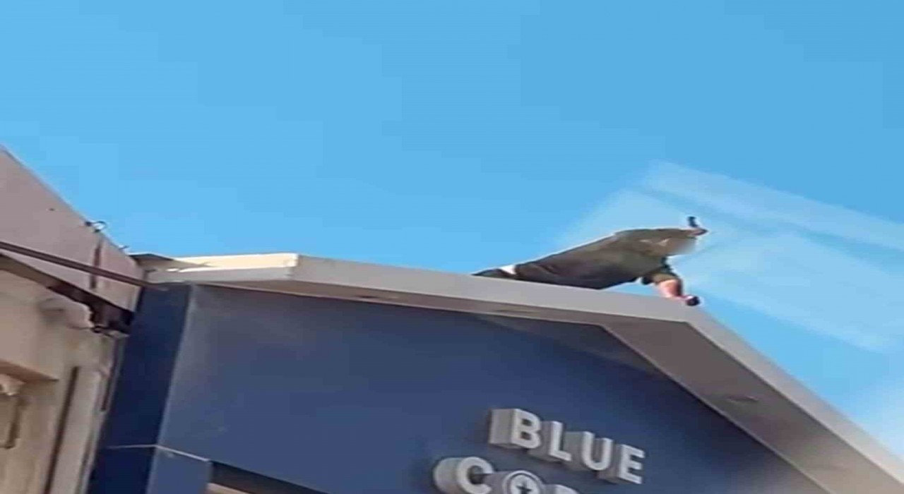 Elindeki bıçakla korku dolu anlar yaşatan şahsı ekipler ikna etti