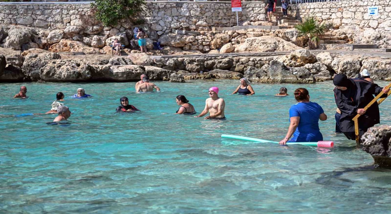 Emekli Evi üyeleri Yapraklı Koyda denizin keyfini çıkardı