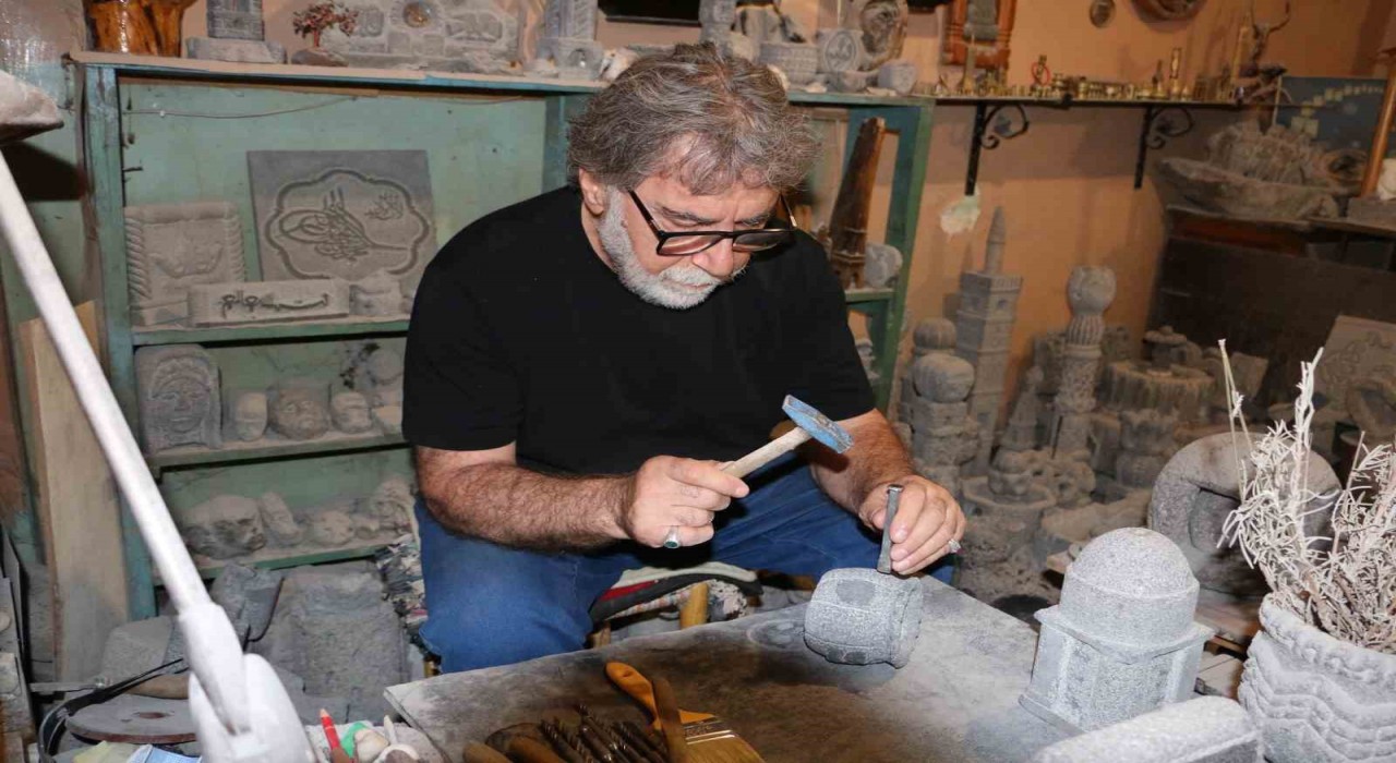 Emekli öğretmen taşlara fısıldıyor