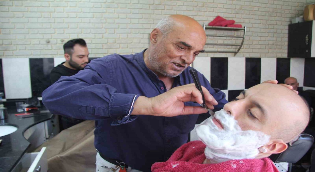 Emektar berber 50 yıldır usturasını elinden bırakmıyor