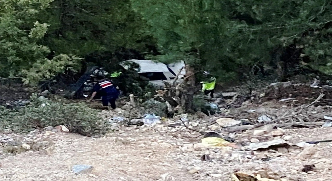 Emette uçuruma yuvarlanan araçtaki karı koca yaralandı