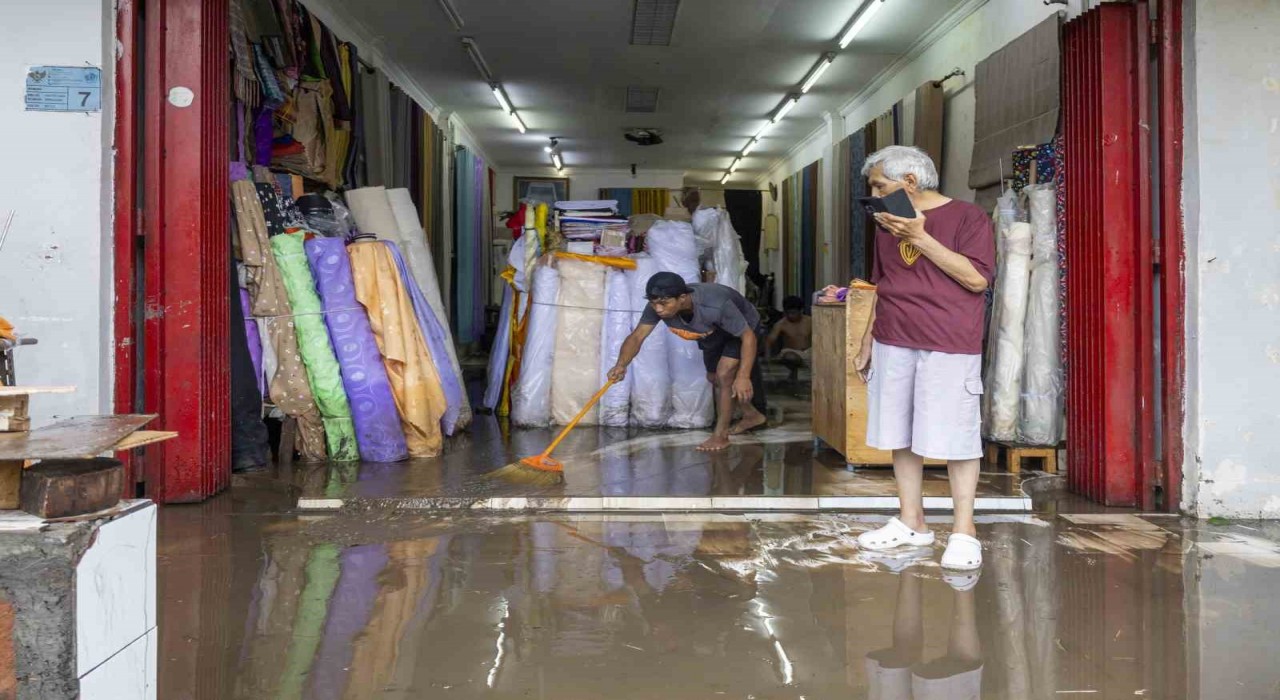 Endonezyayı sel vurdu: 19 ölü, 10 kayıp