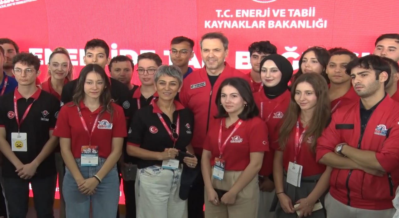 Enerji ve Tabii Kaynaklar Bakanı Bayraktar TEKNOFESTTE gençlerle buluştu