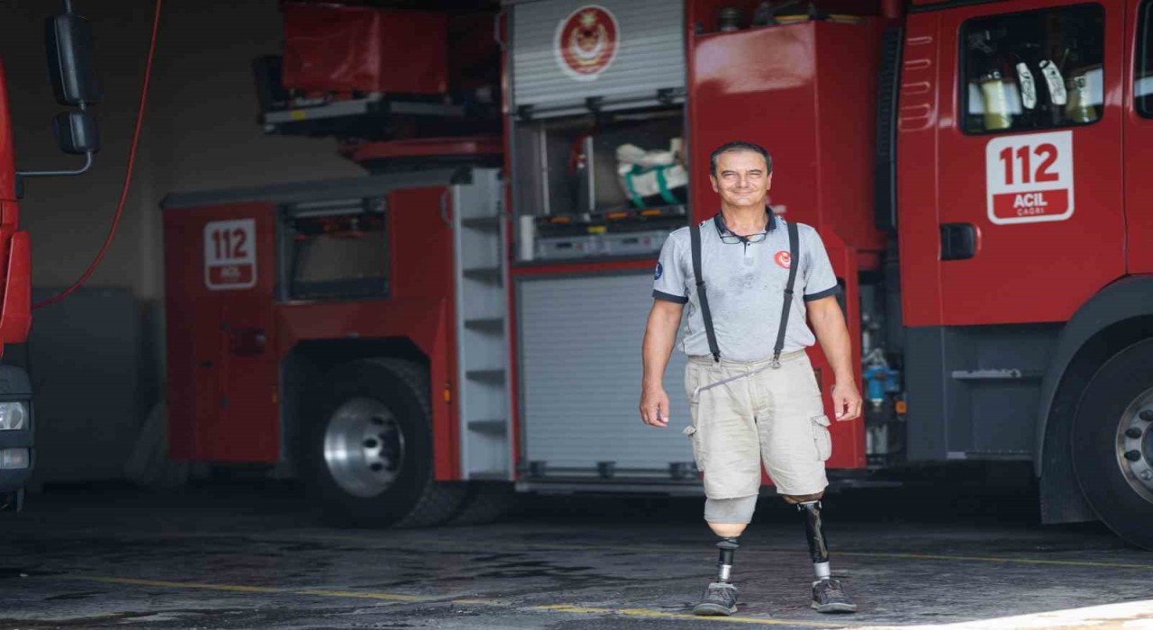 Engelli itfaiyeci çok sevdiği mesleğinden hiç kopmadı