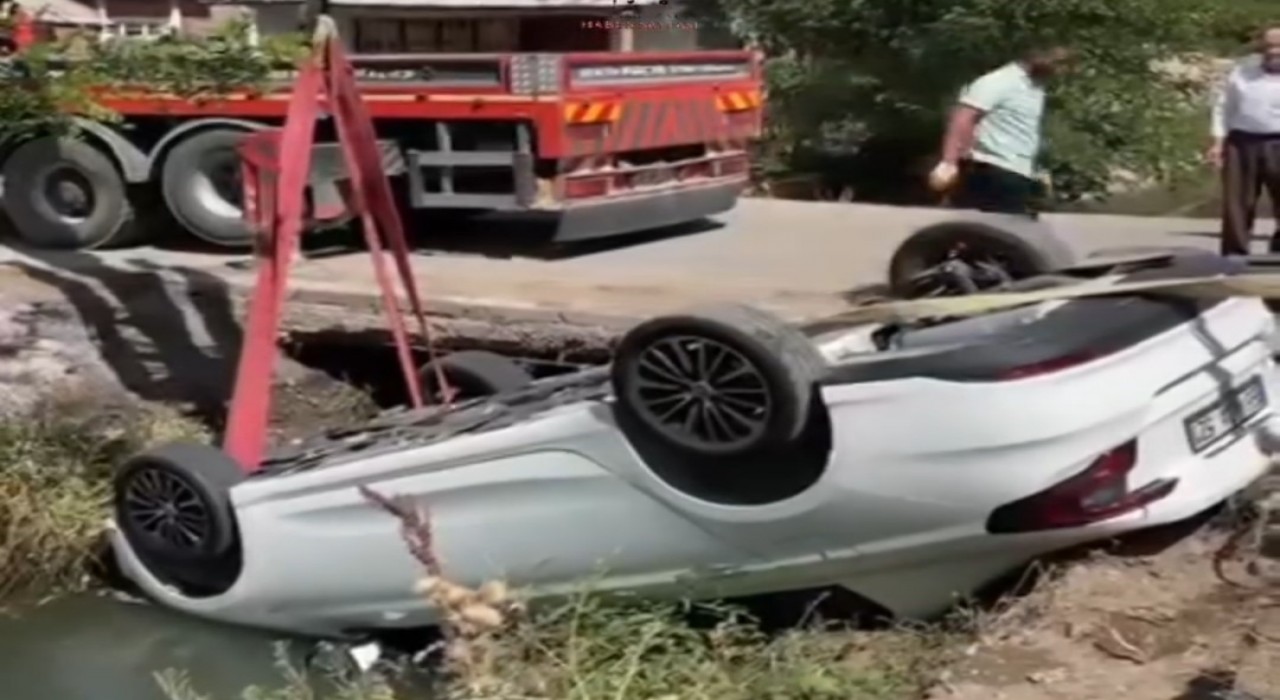Ercişte otomobil su kanala uçtu: 3 yaralı