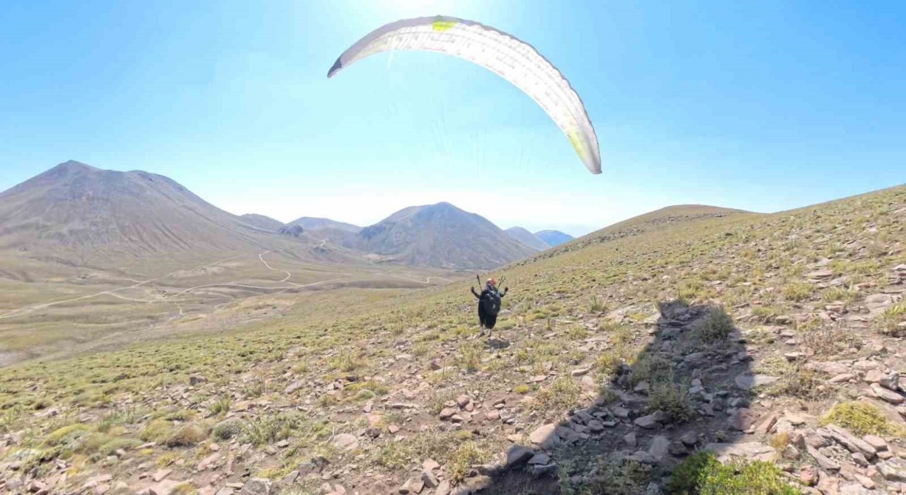Erciyesin 3 bin 500 metre rakımına yamaç paraşütü ile çıktılar