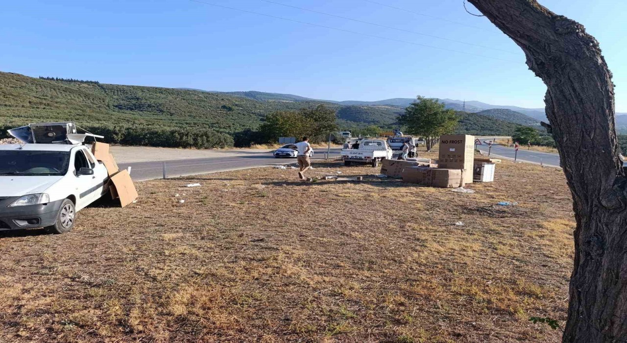 Erdekte beyaz eşya yüklü kamyonet kaza yaptı, 1 yaralı