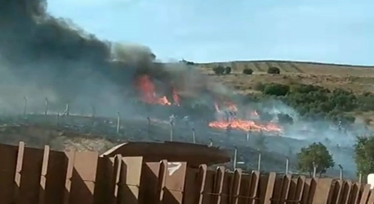 Erdekte otluk ve ağaçlık alanda yangın