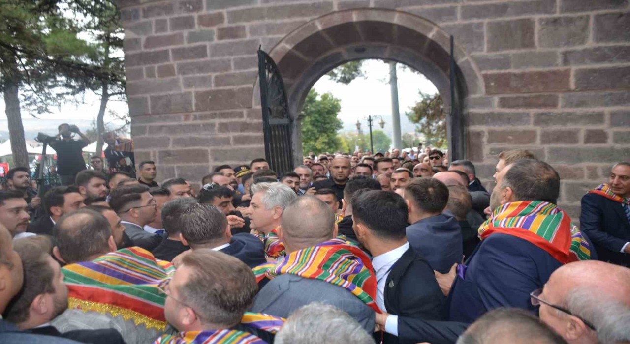 Ertuğrulgazi Türbesi önünde gerginlik