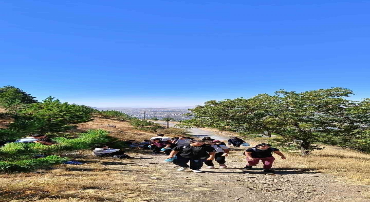 ERÜ öğrencileri hem zirve tırmanışı hem  çevre temizliği yaptı